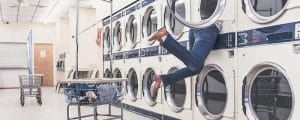 Κορονοϊός: Πώς πλένουμε σωστά τα ρούχα μας